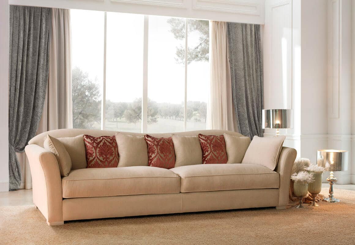 Sofá grande tapizado clásico