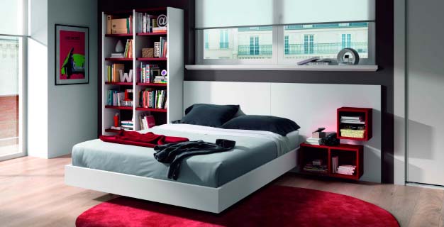 Dormitorio de estilo juvenil con mesita de noche modular en color rojo
