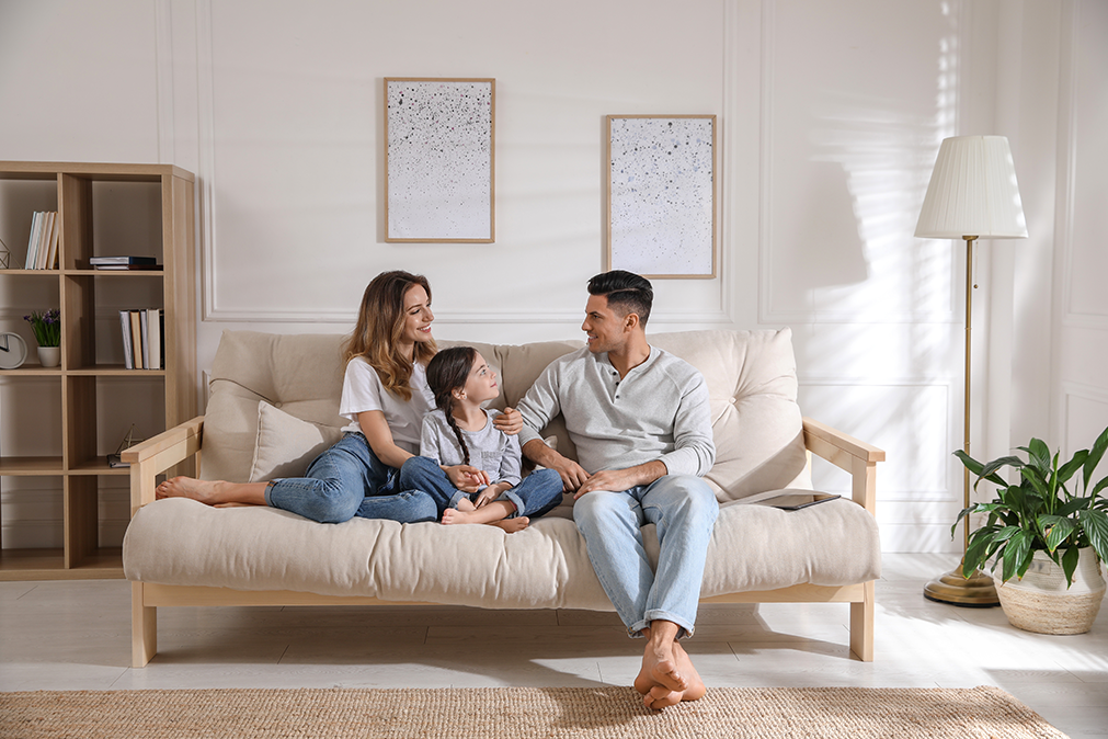 Cuando tu casa deja de adaptarse a ti (y cómo recuperar el equilibrio) salón adaptado a la forma de vivir de la familia