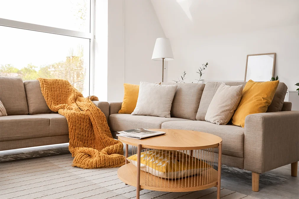 ¿Chaise longue o sofá lineal? La decisión que condiciona todo tu salón sofá lineal en un salón diseñado para ganar amplitud y flexibilidad
