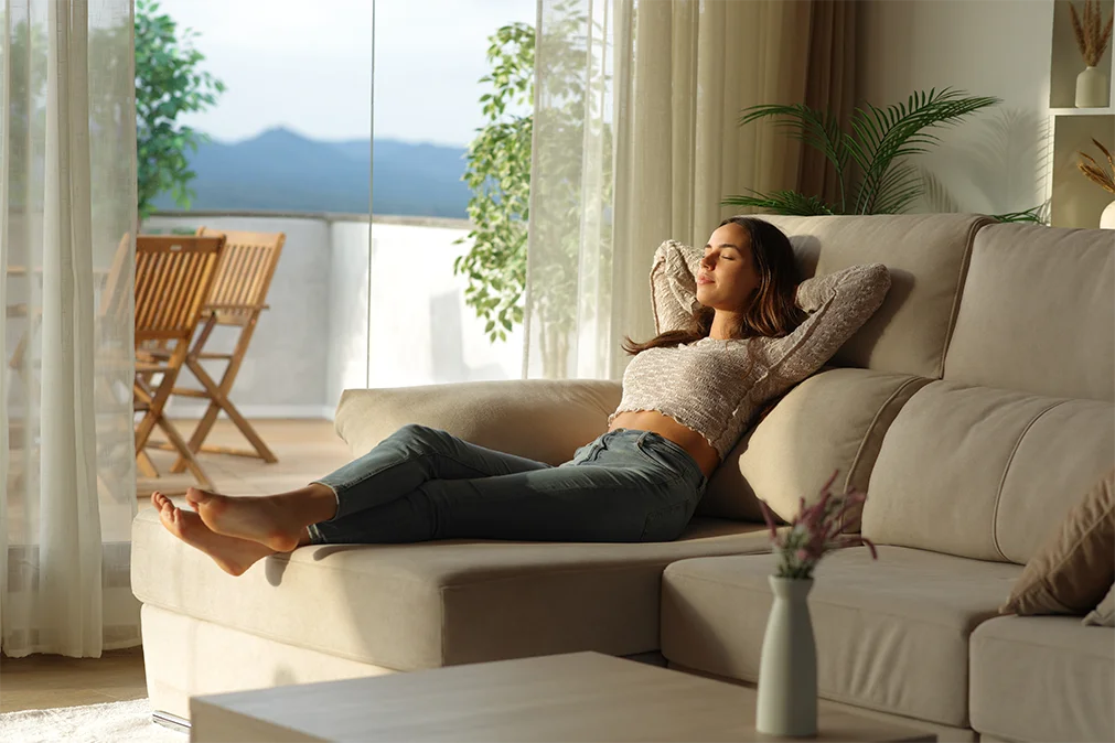 ¿Chaise longue o sofá lineal? La decisión que condiciona todo tu salón salón equilibrado con un sofá adaptado a la forma de vivir de sus propietarios