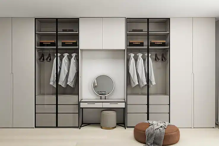 Inicio Vestidor moderno con armarios a medida y tocador central.