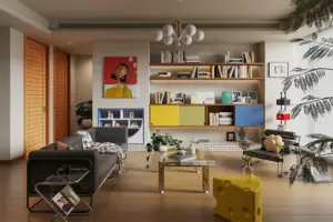 Salón con mobiliario a medida y estantería de diseño en colores vivos.
