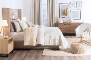 Dormitorio acogedor con muebles de madera y decoración en tonos neutros.