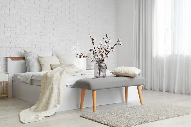 Un dormitorio bien diseñado mejora mucho más que el descanso Dormitorio luminoso con pared de ladrillo blanco y decoración nórdica.
