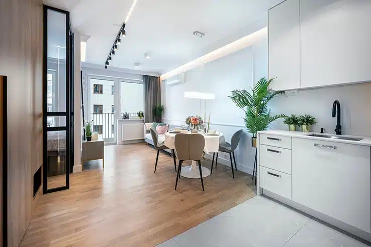 Cocina abierta al salón con diseño moderno y comedor integrado.