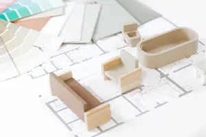 Maqueta de muebles sobre plano para planificar la distribución de una vivienda