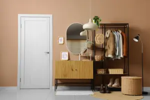 Recibidor decorado con mueble auxiliar, espejo y perchero abierto