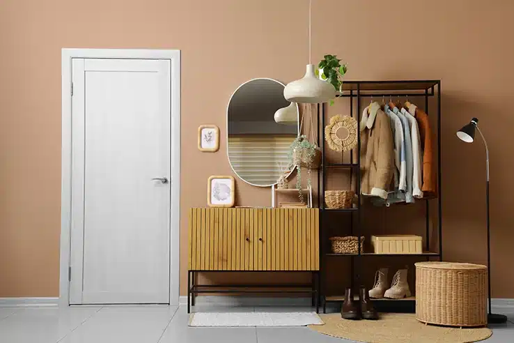 Inicio Recibidor decorado con mueble auxiliar, espejo y perchero abierto