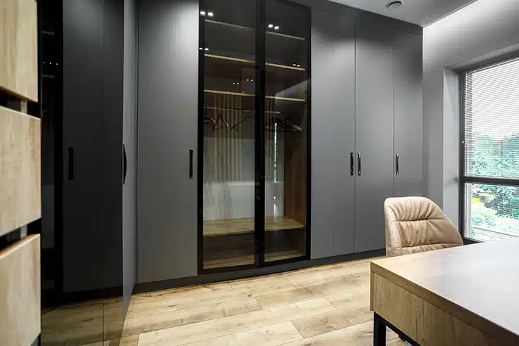 El orden también se diseña: claves para una vivienda más tranquila Armario a medida de color oscuro con puertas y zona de almacenaje interior