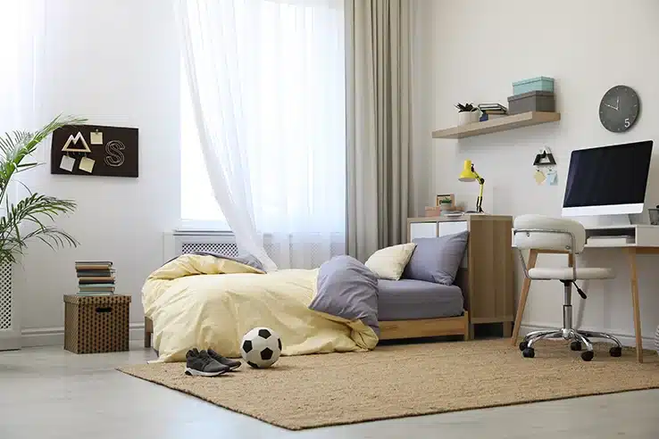 Habitaciones que crecen con ellos: diseñar espacios preparados para cambiar Habitación juvenil con cama, escritorio y zona de estudio junto a la ventana