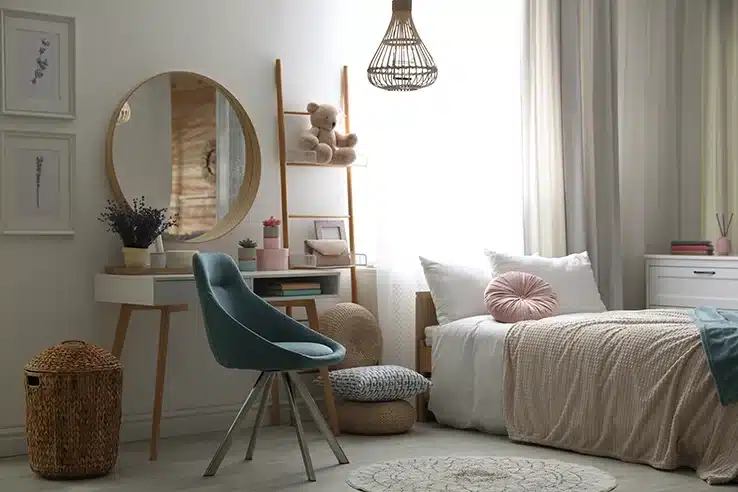 Habitaciones que crecen con ellos: diseñar espacios preparados para cambiar Habitación juvenil funcional y luminosa con cama, escritorio, tocador y zona de almacenaje