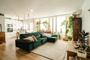 Salón abierto y luminoso con grandes ventanales y diferentes puntos de iluminación