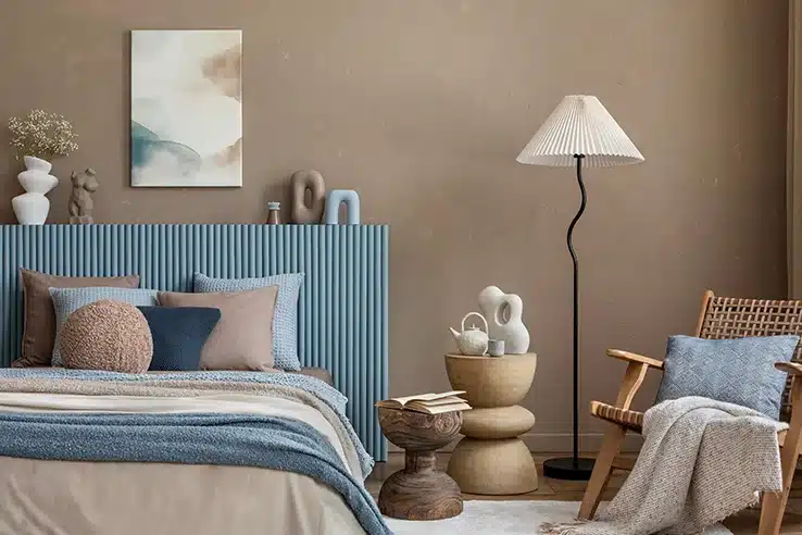 La iluminación que necesita una vivienda no siempre es la que imaginas Dormitorio con iluminación ambiental mediante lámpara de pie y luz natural