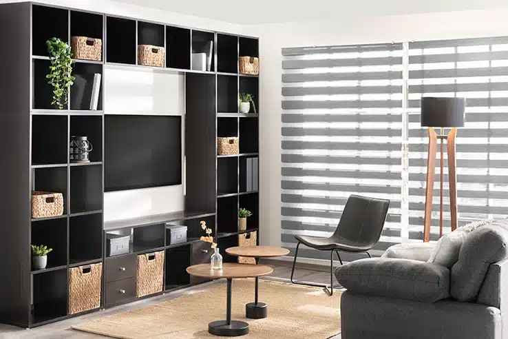 La iluminación que necesita una vivienda no siempre es la que imaginas Salón moderno con luz natural, lámpara de pie y mueble modular de televisión