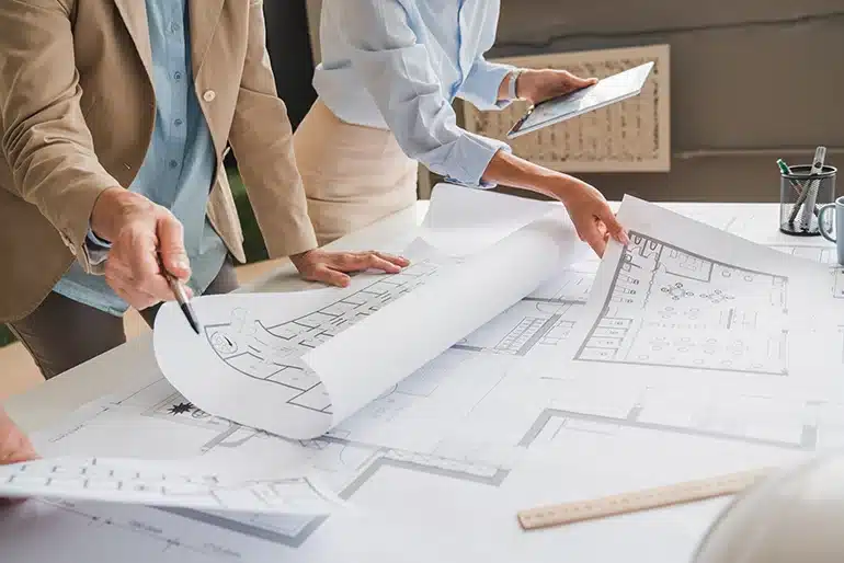 Cada vivienda cuenta una historia: por qué no existen dos proyectos de interiorismo iguales Profesionales revisando planos para desarrollar un proyecto de interiorismo