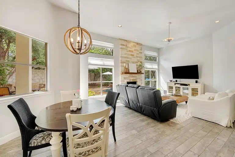 Cada vivienda cuenta una historia: por qué no existen dos proyectos de interiorismo iguales Proyectos de interiorismo personalizados: Salón comedor abierto diseñado según la distribución y necesidades de la vivienda