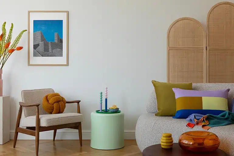 Cada vivienda cuenta una historia: por qué no existen dos proyectos de interiorismo iguales Salón personalizado con mobiliario, textiles y colores combinados en la decoración