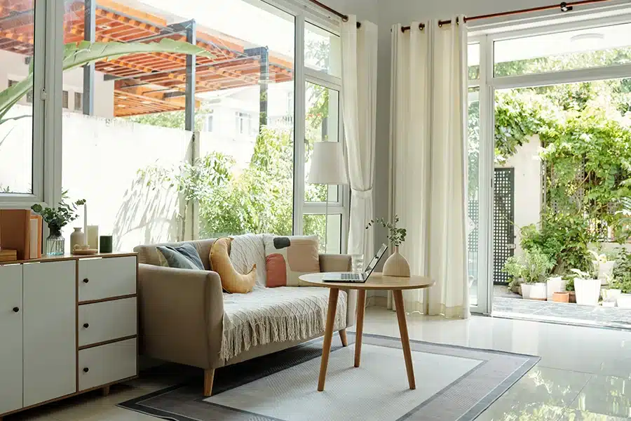 Tipos de sofás: cuál elegir según tu salón y tu forma de vivir sofá compacto para un salón pequeño y luminoso