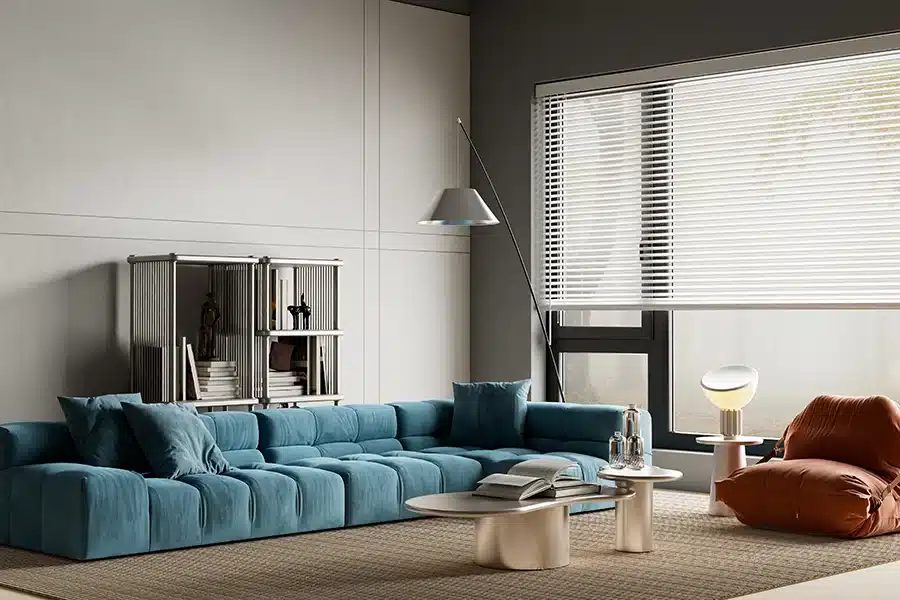 Tipos de sofás: cuál elegir según tu salón y tu forma de vivir sofá modular azul en un salón amplio y moderno